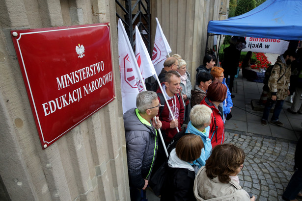 W manifestacji, którą zorganizował Związek Nauczycielstwa Polskiego, uczestniczyli nauczyciele, rodzice, samorządowcy i politycy partii opozycyjnych. ZNP szacuje, że było to blisko 400 osób