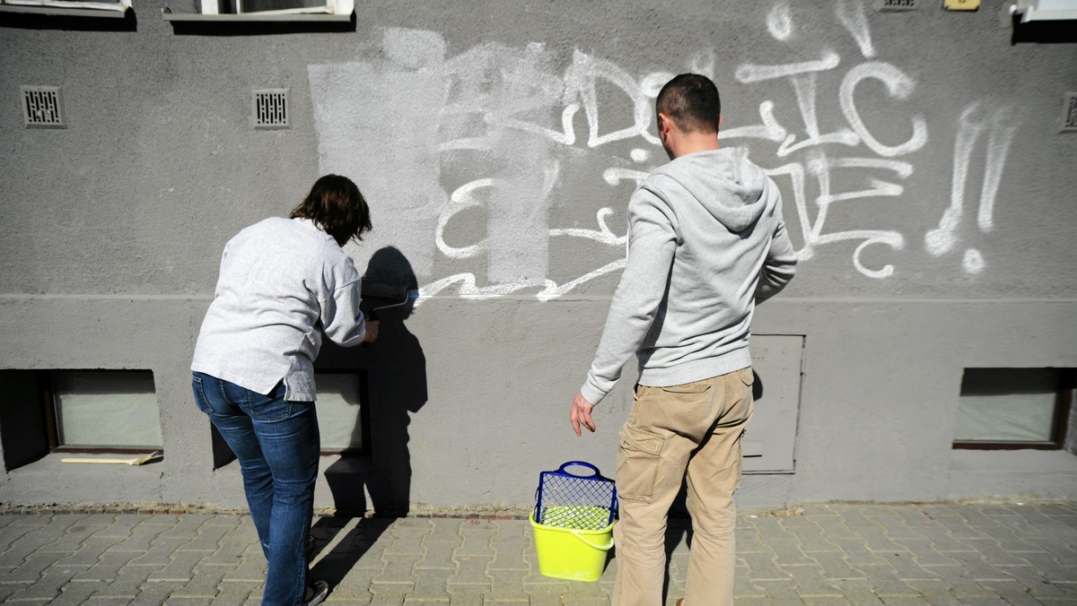 "Od śmieciowej mowy do śmieciowej umowy – mów i żyj na poziomie" – kampanię społeczną przeciw wulgaryzmom pod takim hasłem rozpoczęła właśnie Politechnika Opolska. Akcja ma uwrażliwić studentów i nie tylko na to, jakim językiem się posługują.