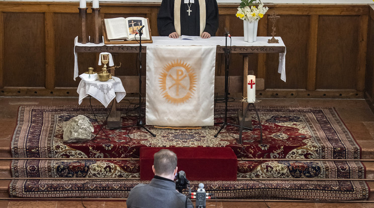 Fabiny Tamás, a Magyarországi Evangélikus Egyház elnök-püspöke a budavári evangélikus templomban tart húsvétvasárnapi istentiszteletet /Fotó:MTI/Szigetváry Zsolt