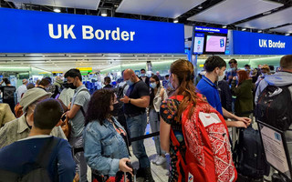 Awaria na brytyjskich lotniskach. Pasażerowie stali w długich kolejkach do kontroli paszportowej