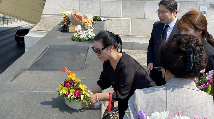 A négy évvel ezelőtti tragédia helyszínén emlékeztek az áldozatokra a koreai családtagok / Fotó: Vajta Zoltán
