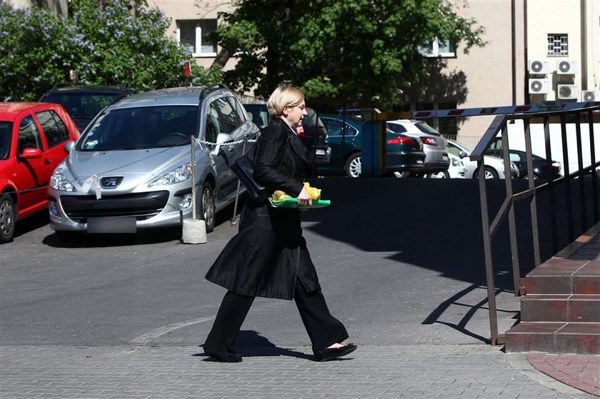 Anna Fotyga. Przez całe miasto z bułkami do prezesa