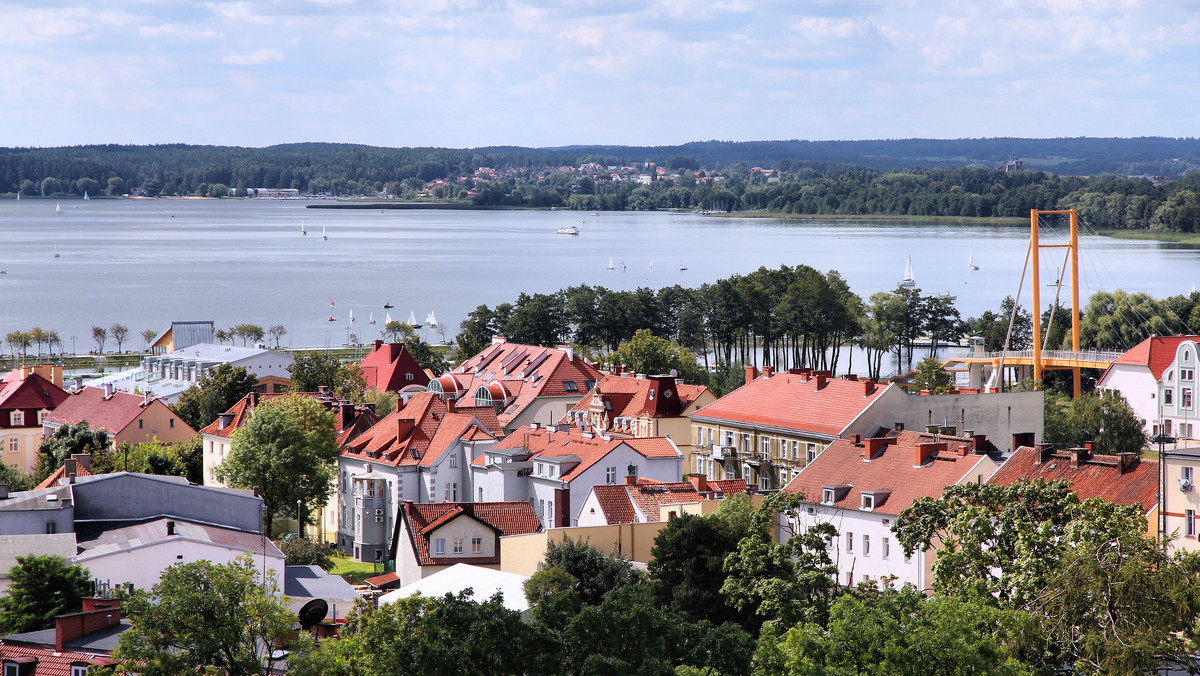 Posłowie i samorządowcy oficjalnie otworzyli dziś most obrotowy na kanale łuczańskim w Giżycku i w ten sposób zainaugurowali tegoroczny sezon żeglarski. Mimo chłodu i braku słońca w inauguracji sezonu uczestniczy kilka tysięcy miejscowych turystów.