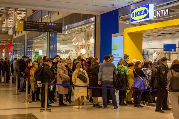 Kolejka do jednego z moskiewskich salonów IKEA w ostatni dzień działalności firmy w Rosji