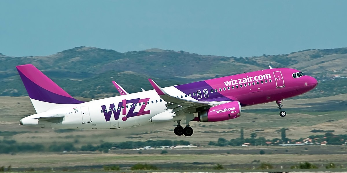 "Białe plamy" na siatce lotów Wizz Air. Przez niski poziom wyszczepienia w Polsce.