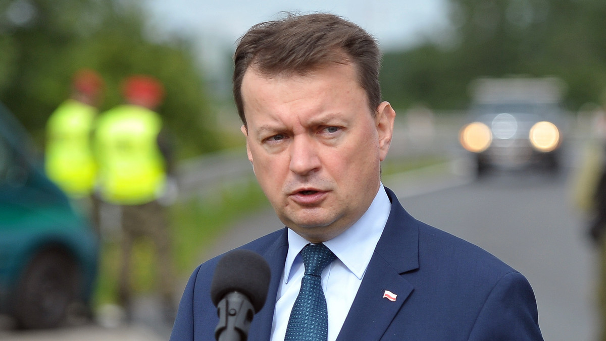 Przywrócenie kontroli na granicach wewnętrznych Polski jest działaniem standardowym; nie będzie problemu z przekroczeniem granicy, kontrole będą dokonywane na zasadzie oceny ryzyka - powiedział minister MSWiA Mariusz Błaszczak, który był dzisiaj na przejściu granicznym w Kołbaskowie.