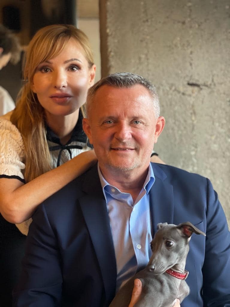 Moderátor Vilo Rozboril a jeho manželka Alexandra. 