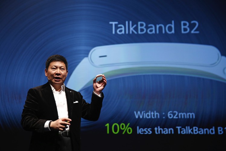 Huawei TalkBand B2 to opaska sportowa, która monitoruje naszą aktywność fizyczną. Urządzenie zostało również wyposażone w moduł Bluetooth, który umożliwia nam prowadzenie rozmów głosowych. TalkBand B2 na tle konkurencji wyróżnia się przede wszystkim znakomitym ekranem dotykowym HD oraz mocnym akumulatorem, który ma pozwolić na 5 dni użytkowania urządzenia. Opaska Huawei współpracuje z systemami Android oraz iOS