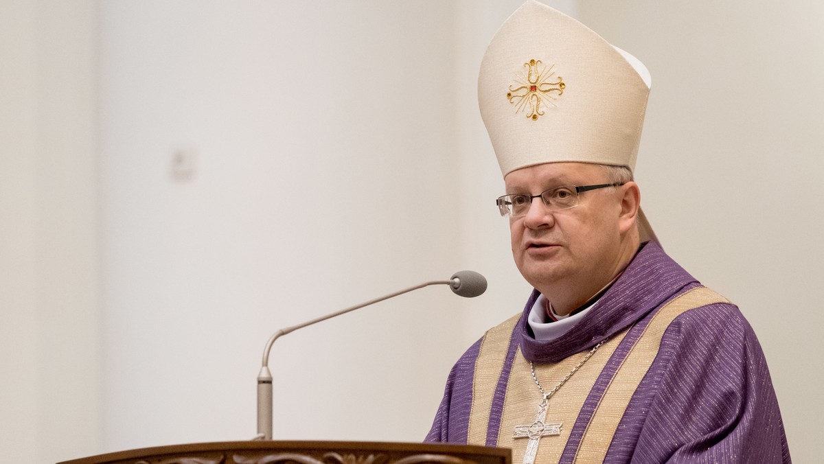 Na to, co się w Polsce dzieje, Kościół nie może patrzeć spokojnie. Najwyższy czas, abyśmy ocknęli się - jako chrześcijanie i jako Polacy! Nadszedł czas, że Kościół powinien podjąć rolę mediatora okładających się stron - mówi bp Andrzej Czaja, przewodniczący Komisji Nauki Wiary w polskim Episkopacie. - Kościół ma być światłem dla wszystkich, ma być sumieniem w demokracji - zaznacza.