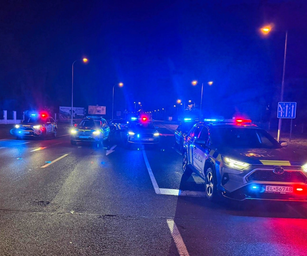 Niekoľko policajných áut s majákmi prenasledovalo vodiča v dvoch krajoch.