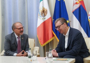  Aleksandar Vučić i ambasador Feliks Korona