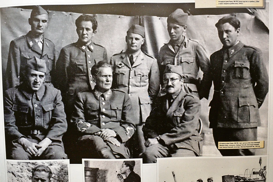 Vis 1944: (s leva)  Arsa Jovanović, Milovan Đilas, nepoznati saborac, Slobodan Penezić, Aleksandar Ranković. donji red:  Blagoje Nešković, Josip Broz, Momčilo Marković