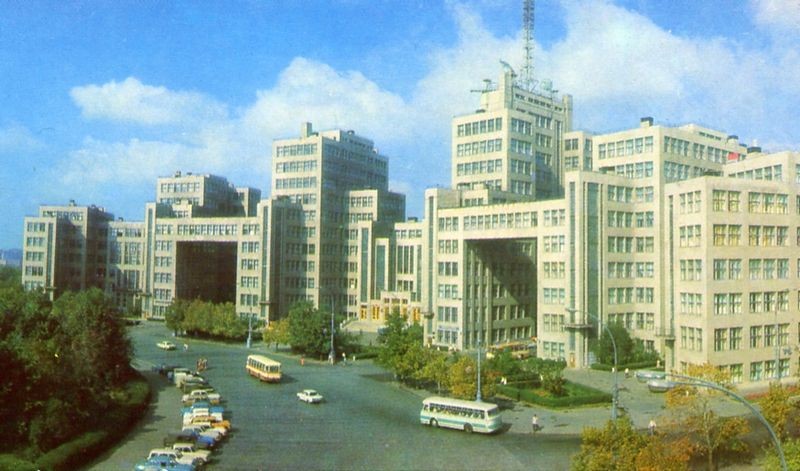 <b>Budynek Dierżpromu </b><br/>  – pierwszy sowiecki drapacz chmur. Znajduje się na charkowskim Placu Wolności i był budowany przez trzy lata – od 1925 do 1928r. Wieżowiec ma 13 pięter, co dzisiaj nie jest wyróżniającym wynikiem, ale w latach 20. i 30. kwalifikował Dierżprom jako najwyższy budynek w Europie.