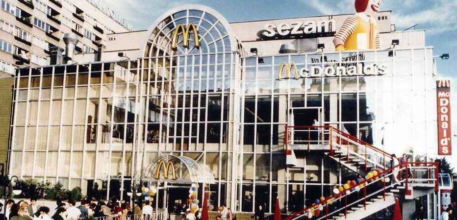 Pierwszy polski McDonald's został otwarty 17 czerwca 1992 roku.
