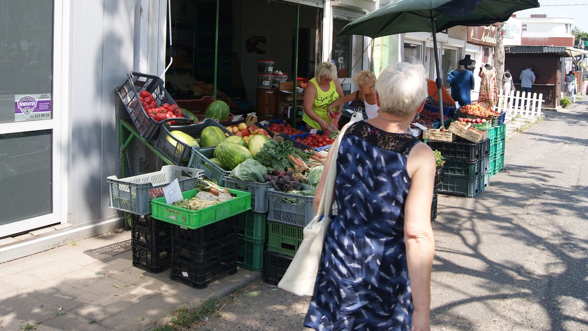 Nie ma wyraźnego spadku cen owoców i warzyw na rynku na bydgoskich Bartodziejach. Tak jak w całej Polsce, klienci dalej narzekają na drożyznę, a słysząc cenę pietruszki wciąż łapią się za głowę.