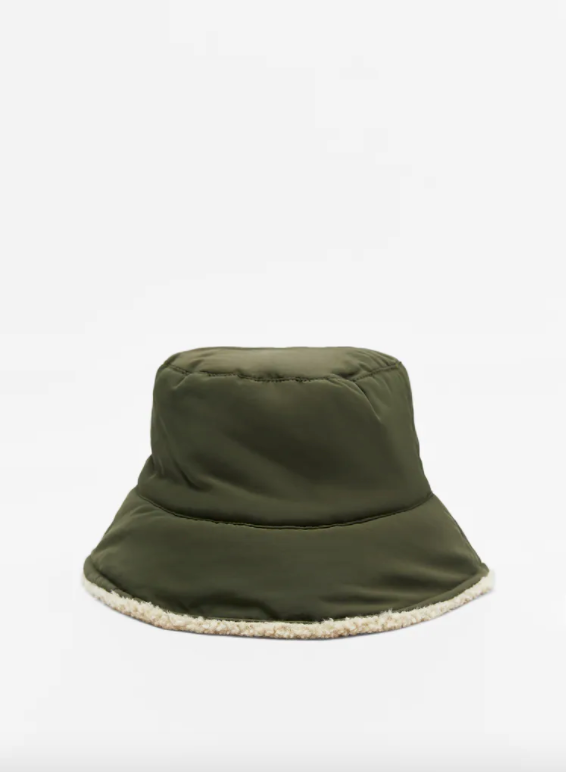 Chapeau seau doublé de fausse laine d’agneau, Zara, environ CHF 26. 