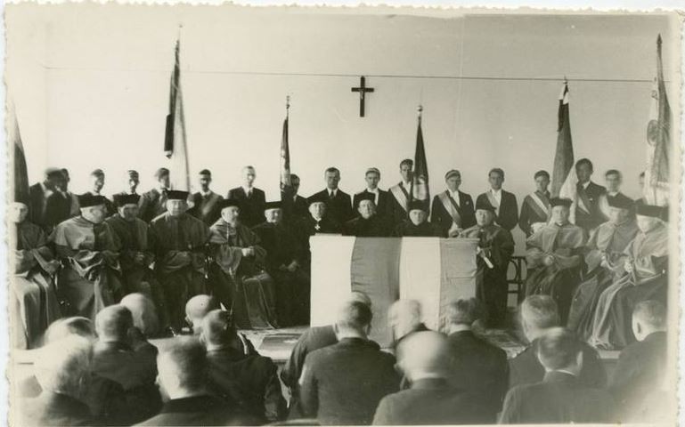 KUL jako pierwsza uczelnia wznowiła działalność po wojnie. Na zdjęciu kadra akademicka w 1946 r.