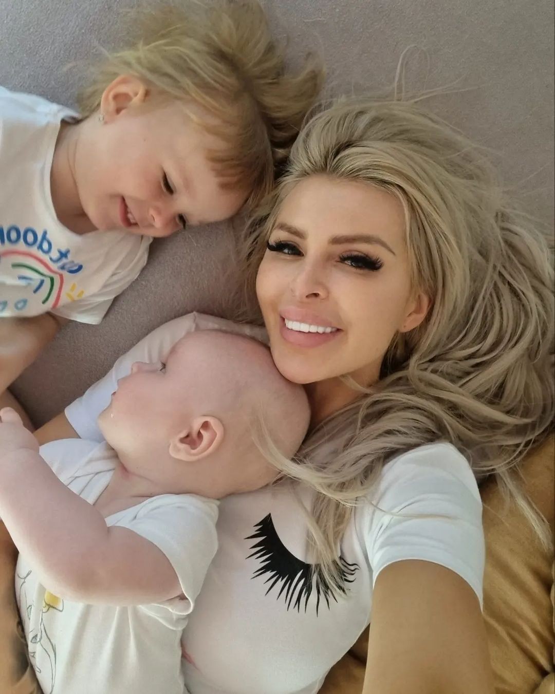 Lela Ceterova s deťmi.