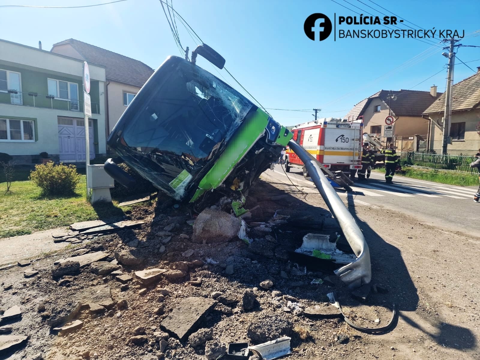 V obci Dobrá Niva v okrese Zvolen došlo k dopravnej nehode autobusu.