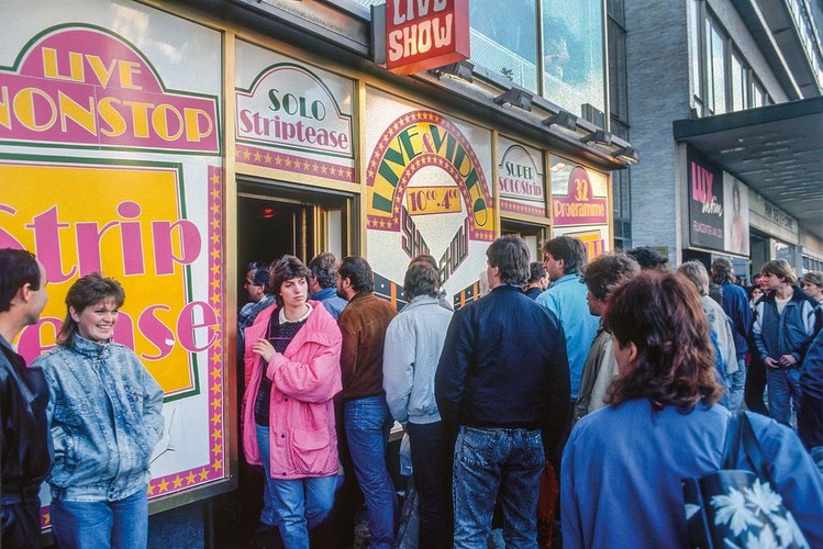 Berlin Zachodni, listopad 1989. Po przejsciu do Berlina Zachodniego, wiele mieszkancow NRD zwiedzalo tego typu sklepy w tym zachodnim miescie / Fot. Chris Niedenthal