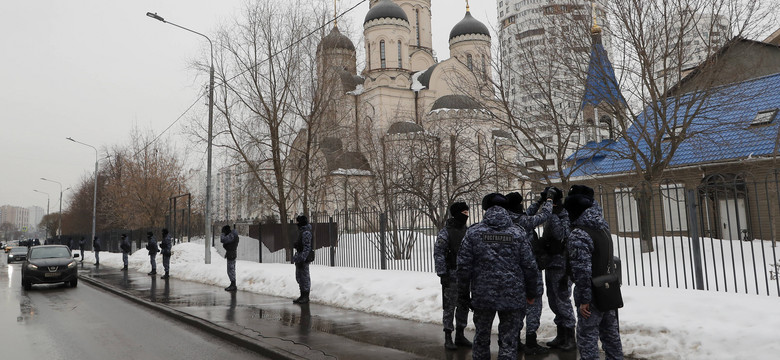 Barierki, więźniarki i kamery w cerkwi. Jak władze Rosji przygotowały się na pogrzeb Aleksieja Nawalnego