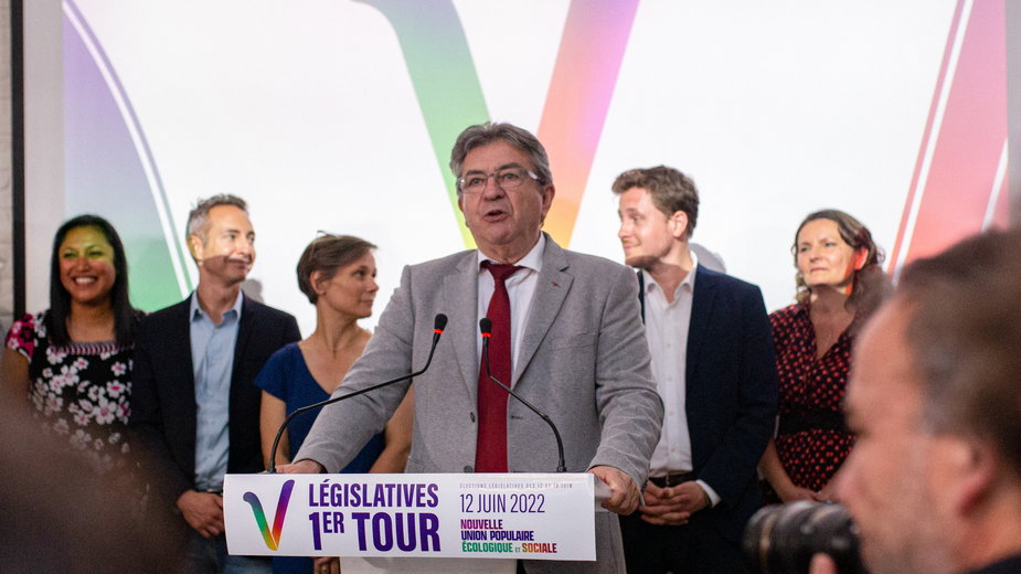Jean Luc Melenchon podczas konferencji po ogłoszeniu wstępnych wyników I tury wyborów parlamentarnych. 