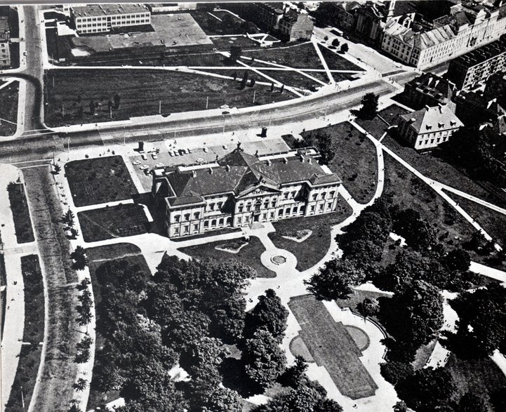 Widok na pałac od strony ogrodu, lata 70.