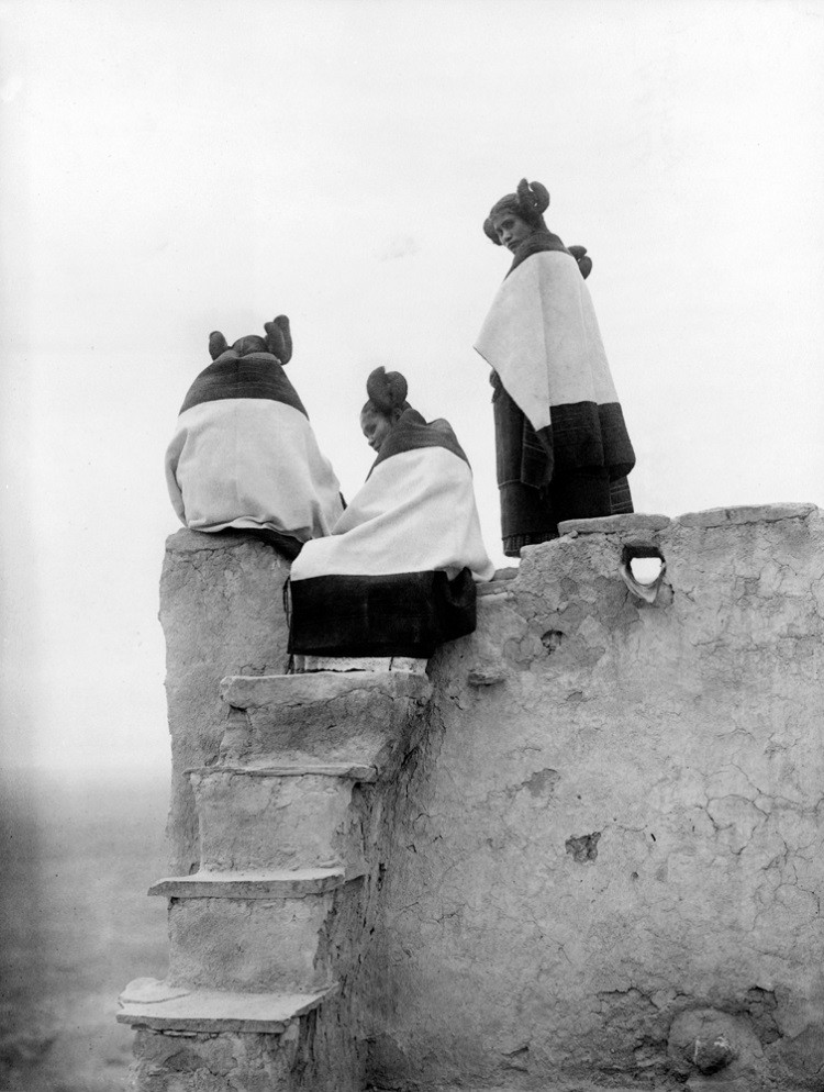 Pierwsza żona sugerowała mężowi poślubienie drugiej, młodszej od siebie kobiety Edward S Curtis/Everett Collection