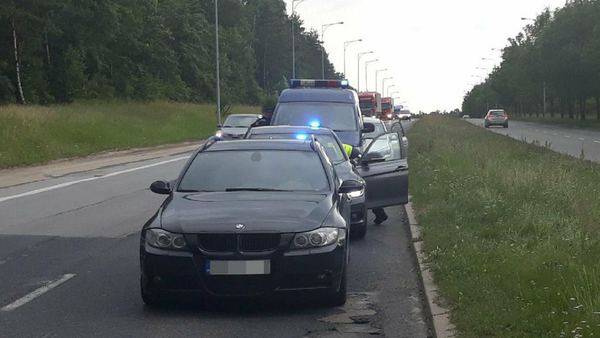 Sceny jak z filmu rozegrały się w Kielcach na drodze krajowej nr 73. Po kilkunastokilometrowym pościgu policjanci zatrzymali 29-latka kierującego BMW, który nie chciał zatrzymać się do kontroli. Jak się okazało, był pod wpływem środków odurzających. Teraz grozi mu do pięciu lat więzienia.