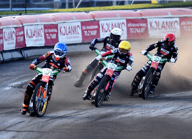 Brytyjczyk Daniel Bewley (kask czerwony), Duńczycy Mikkel Michelsen (niebieski) i Patrick Hansen (żółty) oraz Francuz David Bellego (biały) w jednym z biegów podczas 3. rundy żużlowych indywidualnych mistrzostw Europy