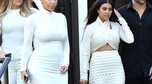Siostry Kardashian w białych, obcisłych kreacjach. Seksownie?