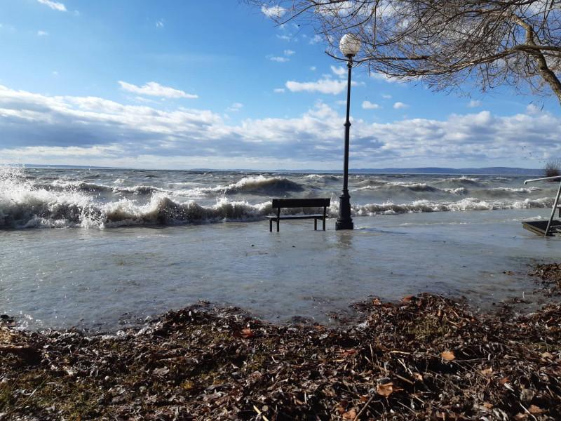 A Balaton vízszintje a keleti parton fél métert nőtt. /Fotó: Időkép