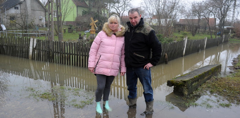 Mieli odwodnić teren. Po remoncie woda zalewa fundamenty domu!