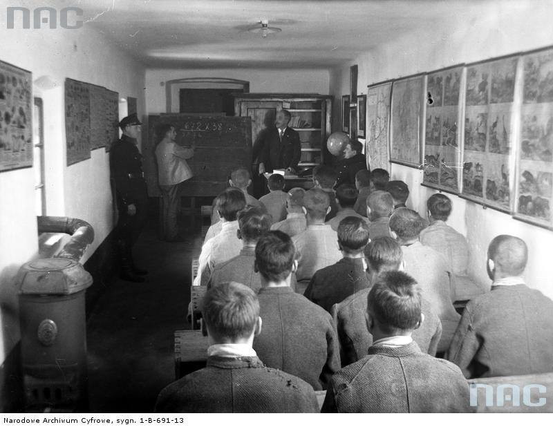 Więźniowie podczas nauki. Więzienie karno-śledcze w Nowym Sączu. 1932 rok.