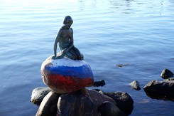 Prorosyjscy wandale zaatakowali pomnik Małej Syrenki