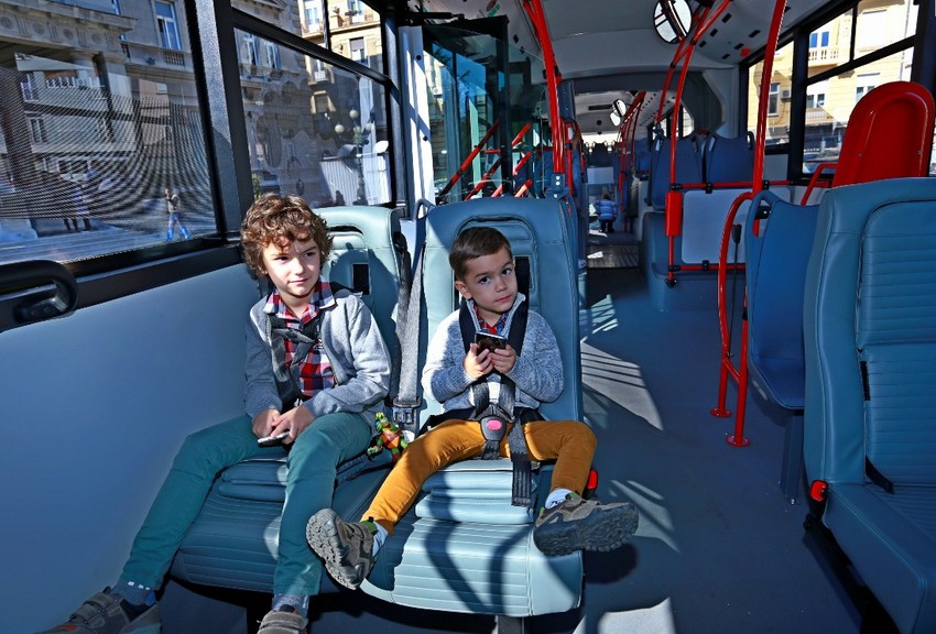 Mališani u novim sedištima