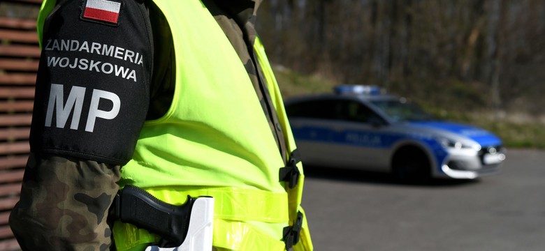 Nieznany obiekt w lesie koło Bydgoszczy. "Ma rosyjskie napisy"