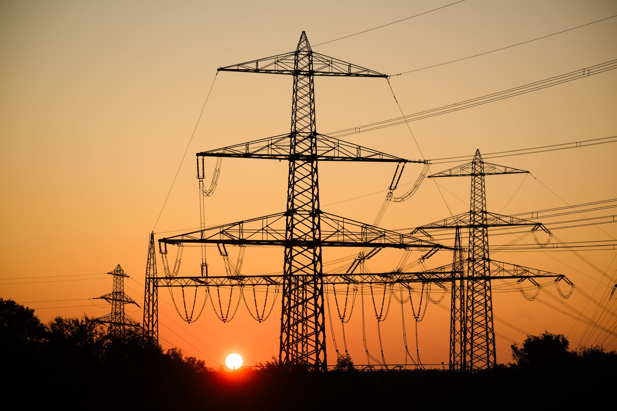 Netzentgelte sinken 2026 um 17 Prozent - Osten profitiert deutlich mehr