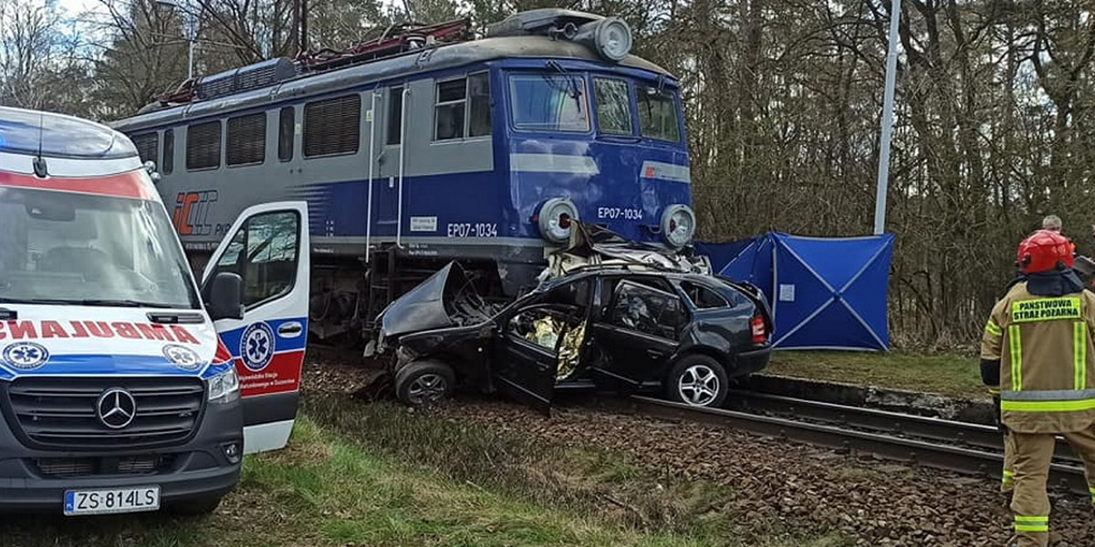 Pociąg zmiażdżył samochód 26-latka. Mężczyzna nie miał szans