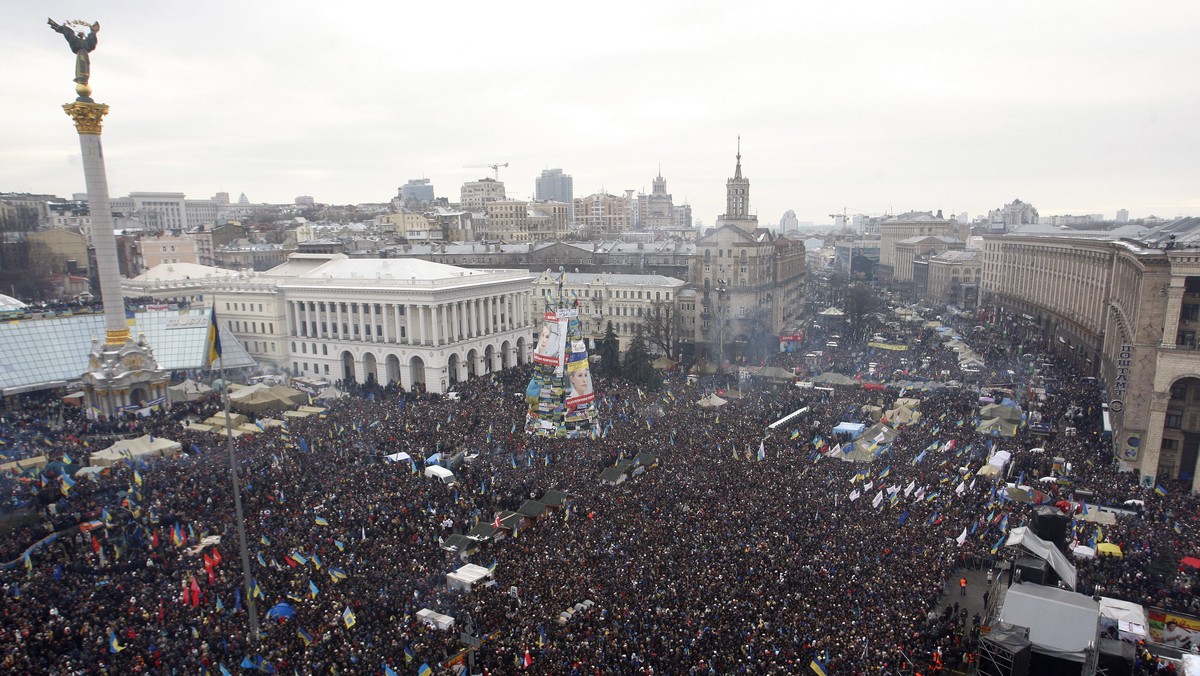 Organizatorzy prounijnych protestów zgromadzili w niedzielę na Majdanie od 100 tys. do 200 tys. ludzi na akcji "Dzień Godności". Demonstranci obawiają się szturmu milicji, szykują się na ciężką noc, ale deklarują, że wytrwają do końca.