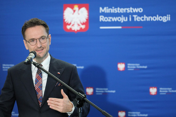 Minister rozwoju i technologii Waldemar Buda podczas konferencji prasowej w siedzibie resortu w Warszawie