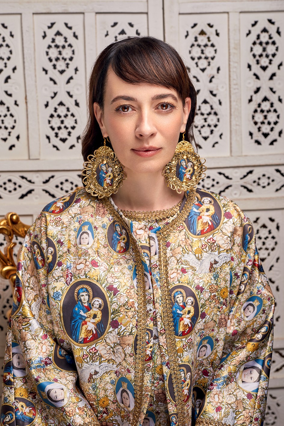 Farkasházi Réka színésznő - a Romani egyik múzsája - Szűz Mária-nyomatokkal díszített kollekcióban