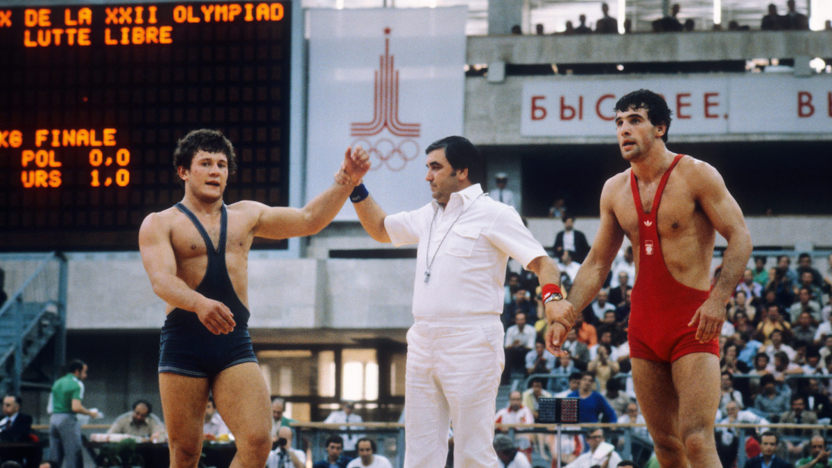 Miał zaledwie 21 lat, kiedy wywalczył dla Polski medal olimpijski. Na igrzyskach w Moskwie w 1980 r. Aleksander Cichoń stanął na podium, zdobywając brązowy medal w zapasach w stylu wolnym w wadze półciężkiej (90 kg). Rok później opuścił kraj, by po dwuletnim międzynarodowym zawieszeniu rozpocząć starty w niemieckich barwach.