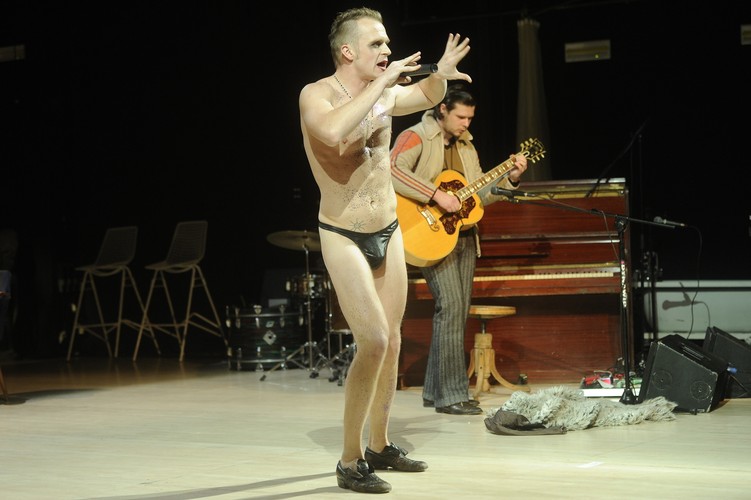 Piotr Rogucki na scenie Teatru Rozmaitości