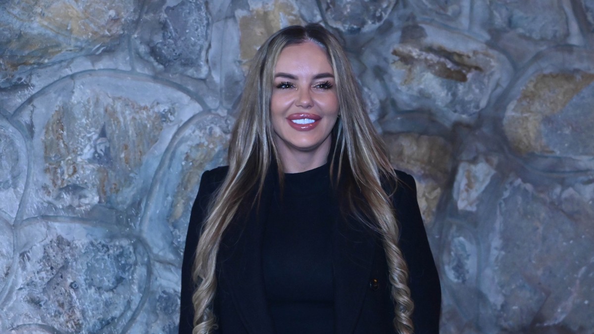 NATAŠA RODIĆ SA MAJKOM I DEČKOM NA ŠABAČKOM VAŠARU Ljubi se sa njim pred svima: Pogledajte kako su se provodili do kasno u noć