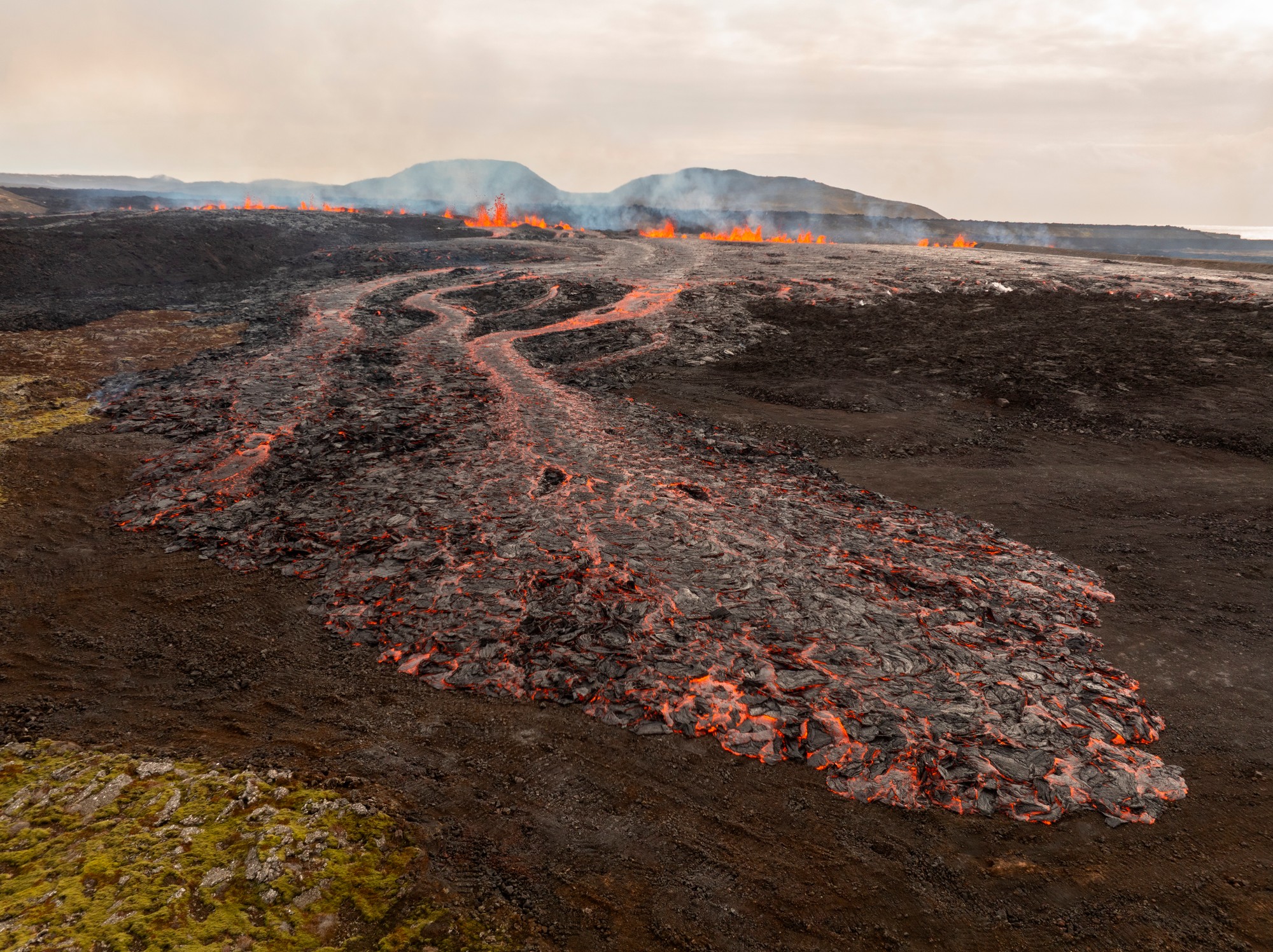 V blízkosti obce Grindavíku na Islande došlo 1. apríla 2025 k erupcii sopky. 