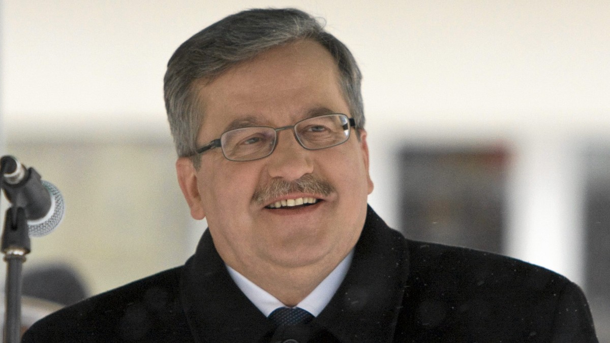 Prezydent Bronisław Komorowski z małżonką Anną, wracając z beskidzkiej rezydencji w Wiśle, odwiedzili w poniedziałek po południu Żywiec. W sali sesyjnej ratusza spotkali się z mieszkańcami Żywiecczyzny. - Tu w Żywcu wiedzą, co ja czuję. Śnieg spadnie - jestem chory. Do lasu bym poszedł na jakieś polowanie. Nie wiem, czy takiego jelenia pięknego, jak święty Hubert, udałoby mi się spotkać, ale pomarzyć warto - mówił prezydent.