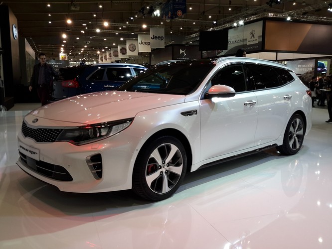Kia Optima SportWagon to z kolei klasyczne, bardzo pojemne kombi, które będzie konkurencją m.in. dla Skody Superb. Model będzie dostępny w wersji wolnossącej o mocy 163 KM i z doładowaniem o mocy 245 KM. Mocniejsza wersja będzie oferowana tylko w specyfikacji wyposażenia GT Line z automatyczną skrzynią biegów i adaptacyjnym zawieszeniem.