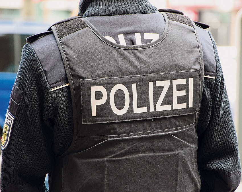 Krstović je sa suprugom Suzanom odleteo u pratnji nemačke policije za Istanbul  i njih dvoje neće smeti da uđu u Nemačku narednih pet godina