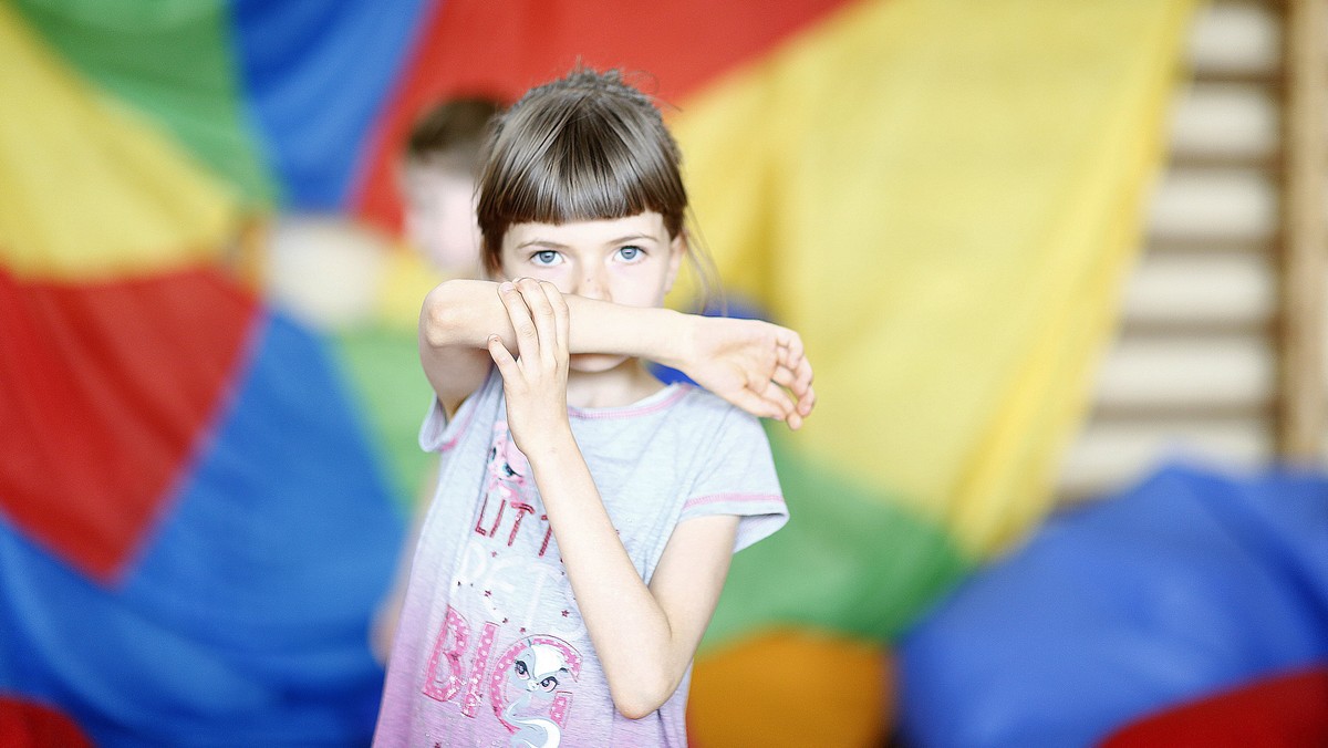 Drugiego kwietnia dzieci z Fundacji JiM, ich rodzice, bliscy i przyjaciele świecą na niebiesko, śpiewają razem i pokazują, że razem mają wielką siłę. Świecą, by zwrócić uwagę na to, że autyzm diagnozowany w Polsce już u 1 dziecka na 100 to ogromny problem społeczny. Udowadniają, że żyjąc z autyzmem można być szczęśliwym człowiekiem. Bo wiedzą, że autyzm to nie koniec świata.